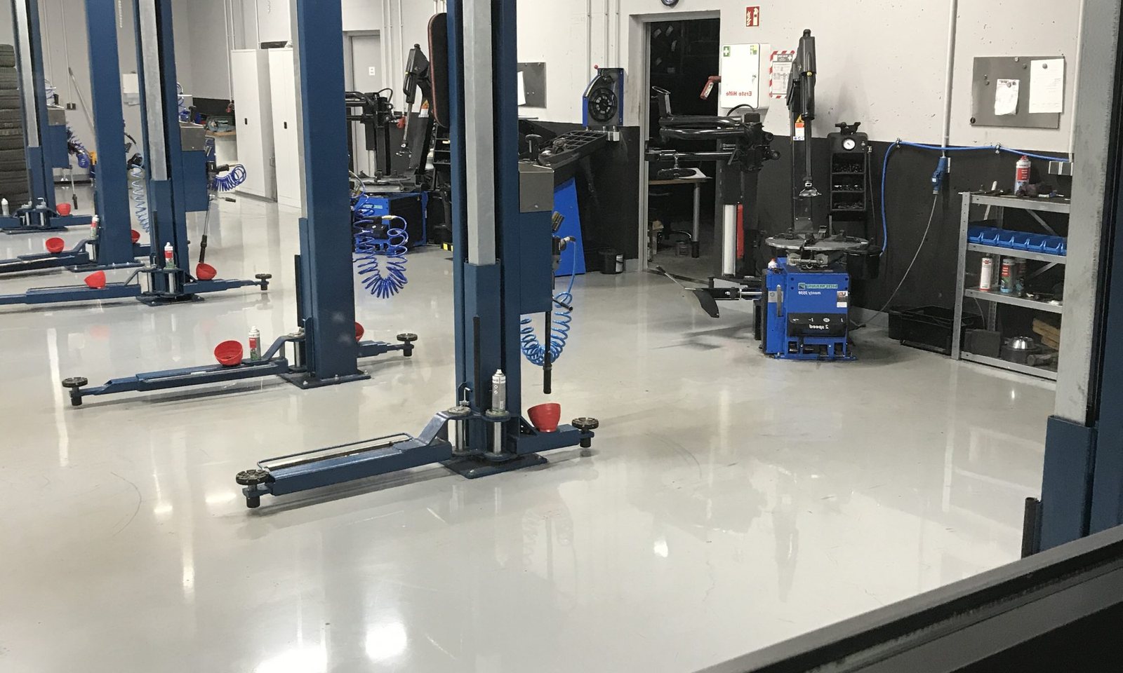 Moderne Werkstatt mit Hebebühnen